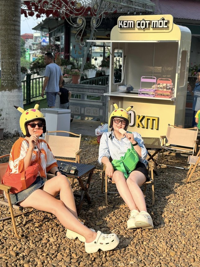 Giới trẻ đổ xô lên Hà Giang mua kem cột mốc Km0 gây 'sốt' ảnh 3