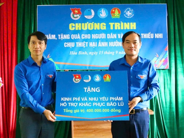 Bí thư thường trực T.Ư Đoàn Nguyễn Ngọc Lương thăm, tặng quà người dân vùng lũ Hoà Bình ảnh 1