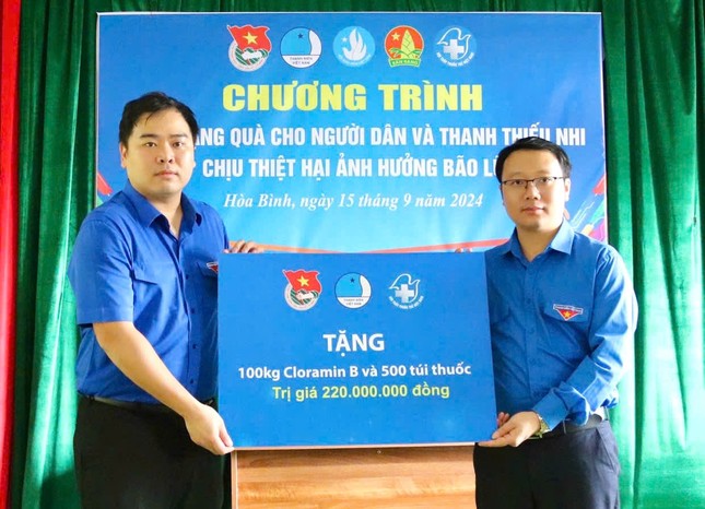 Bí thư thường trực T.Ư Đoàn Nguyễn Ngọc Lương thăm, tặng quà người dân vùng lũ Hoà Bình ảnh 2