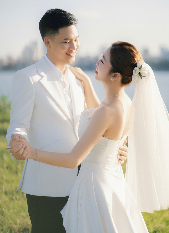 Cặp đôi cùng tên, cùng tuổi, cùng lớp... về cùng một nhà ảnh 3