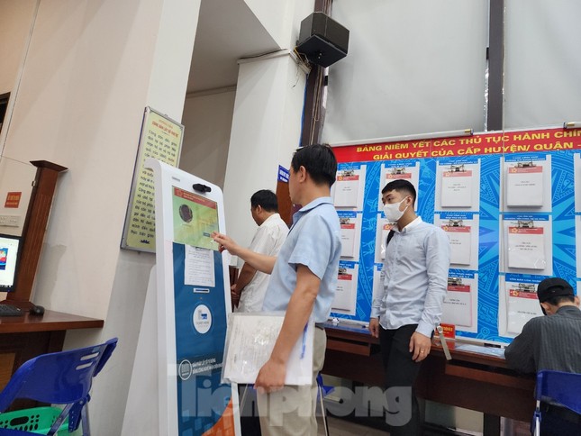 Người dân xếp hàng từ 5h sáng lấy số làm thủ tục đất đai ảnh 7