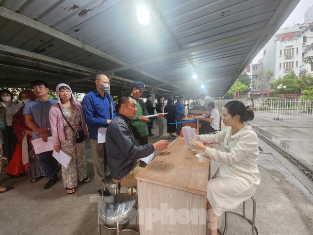 Người dân xếp hàng từ 5h sáng lấy số làm thủ tục đất đai ảnh 4