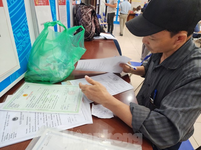 Người dân xếp hàng từ 5h sáng lấy số làm thủ tục đất đai ảnh 6