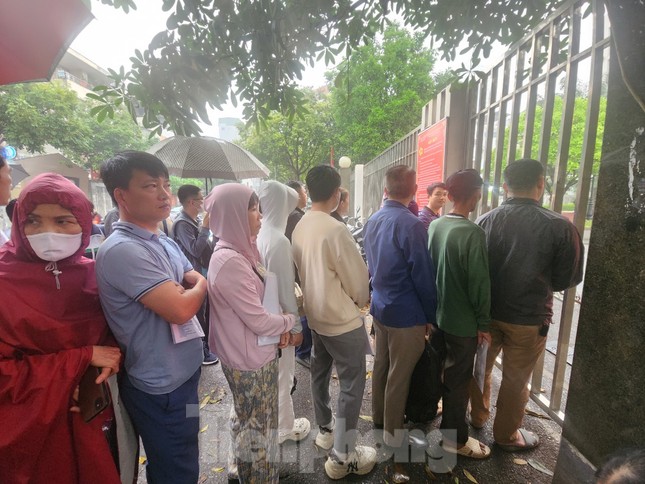 Người dân xếp hàng từ 5h sáng lấy số làm thủ tục đất đai ảnh 3