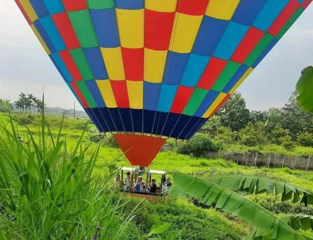 Hà Nội: Lỗi kỹ thuật, khinh khí cầu chở 9 người phải hạ cánh khẩn cấp ảnh 1