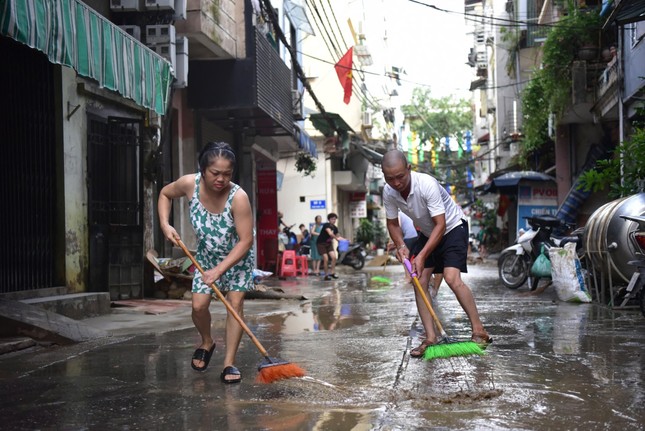 Ảnh hưởng sau lũ: Nhiều phường của quận Cầu Giấy, Bắc Từ Liêm phải cấp nước theo giờ ảnh 1