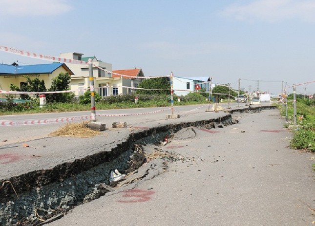 Hà Nội công bố tình huống khẩn cấp sạt lở đê tại huyện Quốc Oai ảnh 1