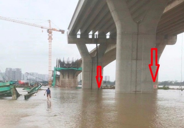 Công trường cầu Vĩnh Tuy 2 ra sao sau khi bị nước sông Hồng 'nhấn chìm' ảnh 4
