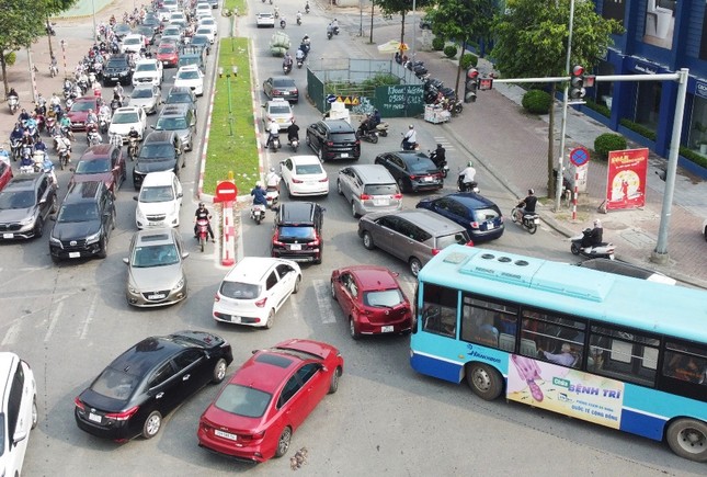 ‘Lô cốt' dự án nước thải Yên Xá thi công ì ạch gây ùn tắc giao thông ảnh 8