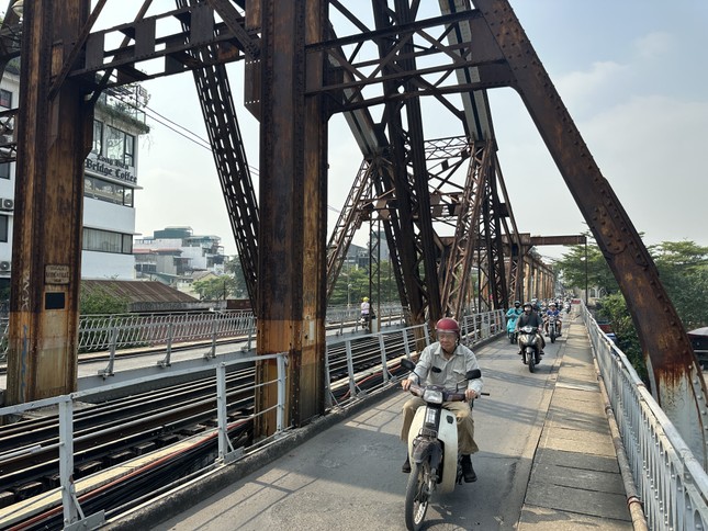 Chuyên gia Pháp lại sang tìm giải pháp đảm bảo an toàn cho cầu Long Biên- Ảnh 1.