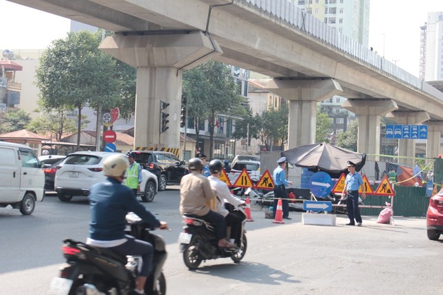 Thanh tra giao thông Hà Nội kiểm tra, xử lý 'lô cốt' vắng bóng công nhân ảnh 7