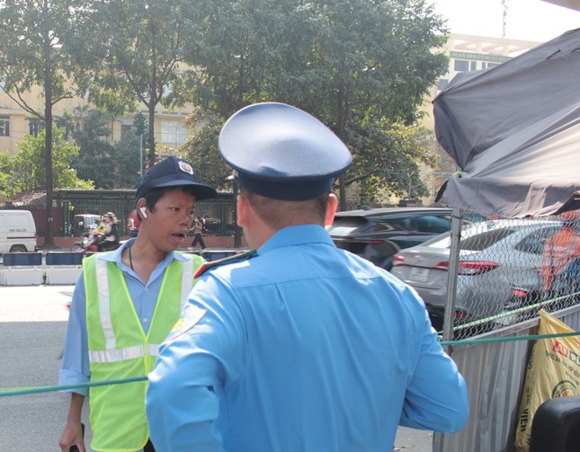 Thanh tra giao thông Hà Nội kiểm tra, xử lý 'lô cốt' vắng bóng công nhân ảnh 8