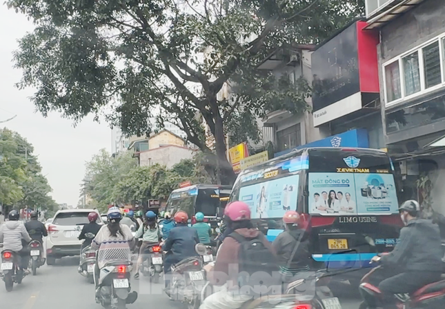 'Vấn nạn' xe khách trá hình Hà Nội: Phố dài 900 mét có 11 văn phòng nhà xe bị đề nghị rút giấy phép ảnh 2
