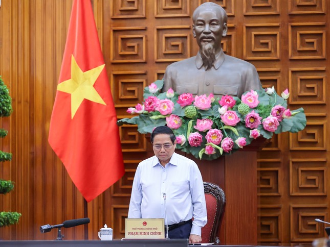 Thủ tướng và các đại biểu dành một phút mặc niệm tưởng nhớ Tổng Bí thư Nguyễn Phú Trọng ảnh 1