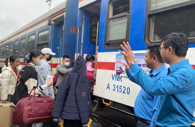 Hàng nghìn công nhân được đi tàu hỏa miễn phí về quê ăn Tết ảnh 1