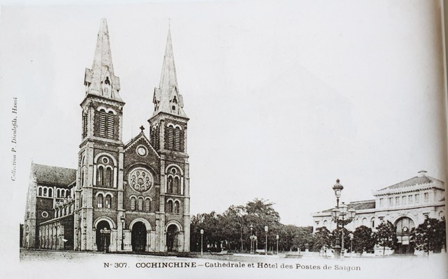 Nhà thờ hoàn thành vào năm 1880, đến năm 1895 có thêm hai tháp nhọn như ngày nay. Năm 1959, tượng đài Đức Mẹ Hòa Bình được xây dựng.Hiện nay nhà thờ đang được trùng tu toàn diện và dự kiến sẽ xong vào năm 2023. 2