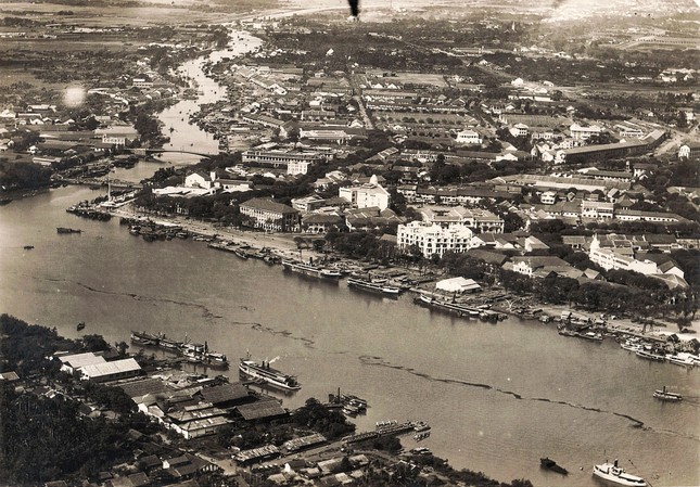 Bờ sông Sài Gòn chụp vào năm 1929 từ khu vực công trường Mê Linh (quận 1) đến quận 4. Bờ sông Sài Gòn nhìn từ phía Thủ Thiêm (quận 2). Các cao ốc mọc lên kéo dài từ công trường Mê Linh đến phía bờ quận 4. Đây là khu vực mệnh danh là khu vực đất vàng của Sài Gòn. 2