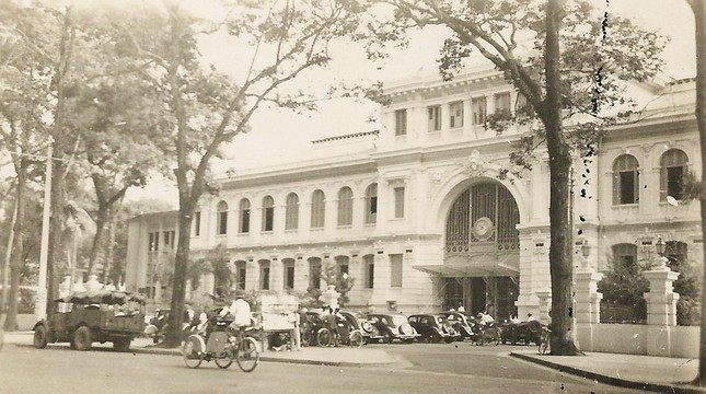 Được xây dựng trong khoảng từ năm 1886-1891 theo đồ án thiết kế của kiến trúc sư người Auguste-Henri Vildieu. Đây là công trình mang phong cách châu Âu kết hợp nét trang trí châu Á. Nơi đây vừa là điểm giao dịch bưu điện, vừa là trụ sở của Sở Bưu chính Nam kỳ.Sau năm 1975, trở thành trụ sở Bưu điện TPHCM trực thuộc Tổng công ty Bưu chính Viễn thông Việt Nam. Nơi đây là điểm đến không thể thiếu của du khách nước ngoài mỗi khi đặt chân đến TPHCM. 2