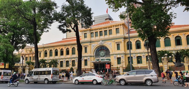 Được xây dựng trong khoảng từ năm 1886-1891 theo đồ án thiết kế của kiến trúc sư người Auguste-Henri Vildieu. Đây là công trình mang phong cách châu Âu kết hợp nét trang trí châu Á. Nơi đây vừa là điểm giao dịch bưu điện, vừa là trụ sở của Sở Bưu chính Nam kỳ.Sau năm 1975, trở thành trụ sở Bưu điện TPHCM trực thuộc Tổng công ty Bưu chính Viễn thông Việt Nam. Nơi đây là điểm đến không thể thiếu của du khách nước ngoài mỗi khi đặt chân đến TPHCM. 1