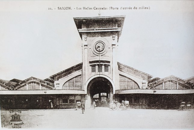 Hình ảnh chợ Bến Thành khoảng năm 1910-1920. Đây là chợ được xây dựng bởi hãng Brossard et Mopin của Pháp. Được xây dựng theo kiểu chợ trung tâm Les Halles ở Paris. Chợ có 4 cửa chính và đặt tên theo các hướng Đông, Tây, Nam và Bắc. Bên trên cửa hướng Nam (biểu tượng chợ Bến Thành) có một tháp đồng hồ lớn ba mặt, là biểu tượng của chợ.Hơn 100 năm tồn tại, chợ Bến Thành đã đi vào ký ức nhiều thế hệ người dân và được xem như biểu tượng của Sài Gòn. 2