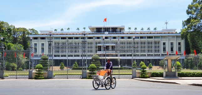 Năm 1868, chính quyền Pháp bắt đầu cho thiết kế và xây dựng tại trung tâm thành phố Sài Gòn một Dinh thự làm nơi ở cho Thống đốc Nam kỳ, khi xây xong có tên gọi là Dinh Norodom.Ngày nay, Dinh Ðộc Lập là di tích quốc gia đặc biệt được đông đảo du khách trong nước và nước ngoài đến tham quan và là nơi tổ chức nhiều sự kiện lớn của thành phố. 1