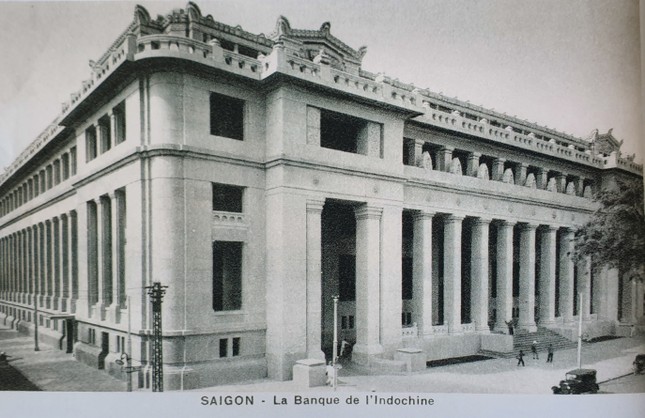 Tòa nhà xây dựng năm 1930 và là trụ sở của Ngân hàng Đông Dương (có trụ sở chính tại Pháp). Sau năm 1975, trở thành Ngân hàng Nhà nước Việt Nam – Chi nhánh TPHCM. 2