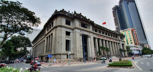 Tòa nhà xây dựng năm 1930 và là trụ sở của Ngân hàng Đông Dương (có trụ sở chính tại Pháp). Sau năm 1975, trở thành Ngân hàng Nhà nước Việt Nam – Chi nhánh TPHCM. 1