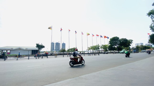 Cuối phố đi bộ Nguyễn Huệ là đường Tôn Đức Thắng, hướng ra sông Sài Gòn vốn là con đường tấp nập xe cộ. Hai bức ảnh chụp trước khi có dịch bệnh COVID-19 và ảnh chụp ngày 26/3 khá vắng vẻ, con đường thông thoáng. 2