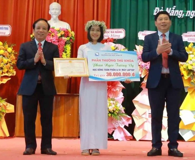 Nữ thủ khoa đầu vào vươn lên từ nghịch cảnh ảnh 1