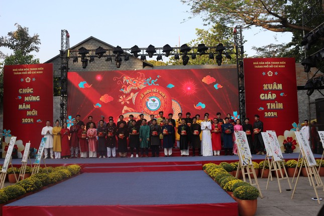 Bạn trẻ Sài Gòn nô nức check-in trong ngày đầu khai mạc Lễ hội Tết Việt Giáp Thìn 2024 ảnh 4