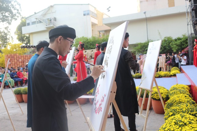Bạn trẻ Sài Gòn nô nức check-in trong ngày đầu khai mạc Lễ hội Tết Việt Giáp Thìn 2024 ảnh 3