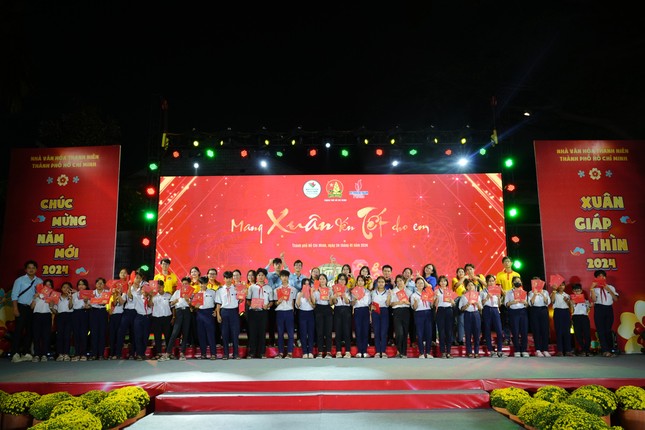 Bạn trẻ Sài Gòn nô nức check-in trong ngày đầu khai mạc Lễ hội Tết Việt Giáp Thìn 2024 ảnh 8