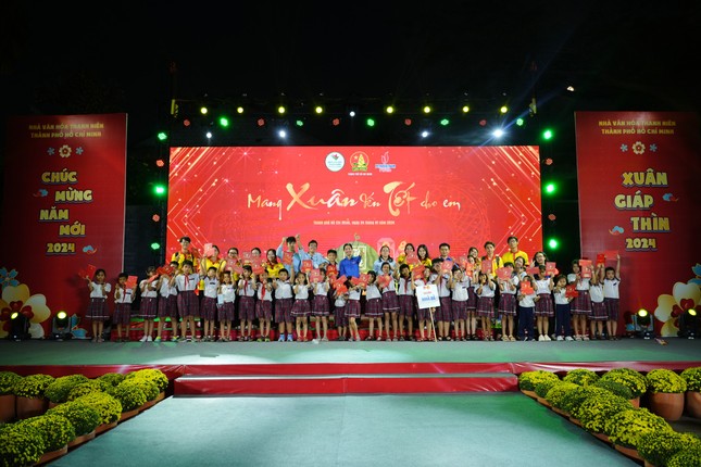 Bạn trẻ Sài Gòn nô nức check-in trong ngày đầu khai mạc Lễ hội Tết Việt Giáp Thìn 2024 ảnh 7