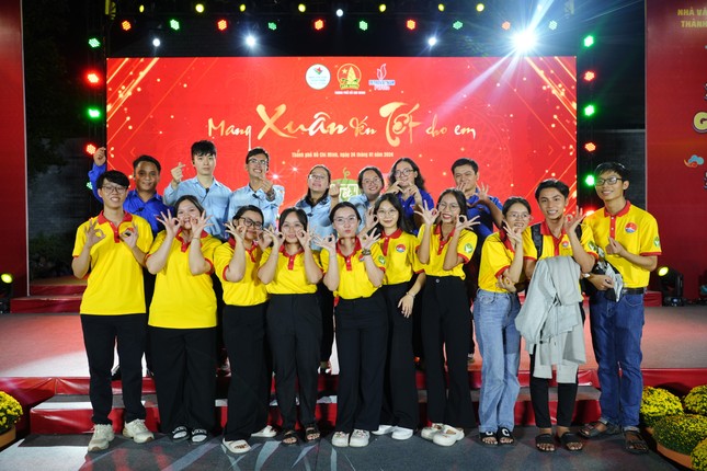 Bạn trẻ Sài Gòn nô nức check-in trong ngày đầu khai mạc Lễ hội Tết Việt Giáp Thìn 2024 ảnh 9