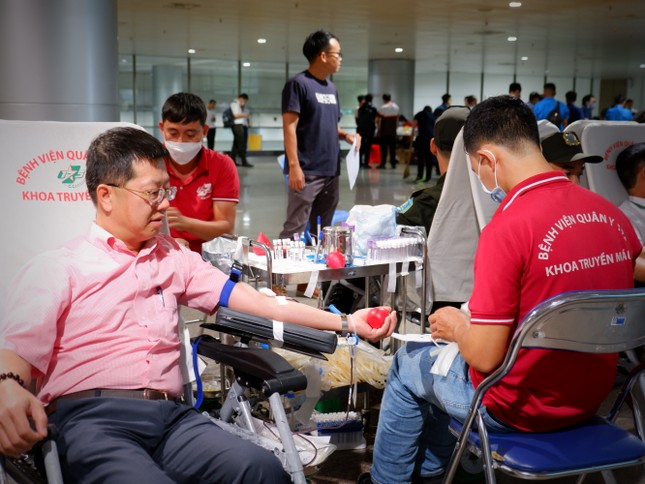 Tuổi trẻ TPHCM hăng hái hiến máu Chủ Nhật Đỏ tại Cảng hàng không Quốc tế Tân Sơn Nhất ảnh 7