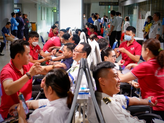Tuổi trẻ TPHCM hăng hái hiến máu Chủ Nhật Đỏ tại Cảng hàng không Quốc tế Tân Sơn Nhất ảnh 6