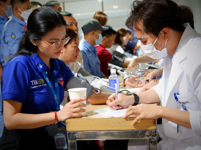 Tuổi trẻ TPHCM hăng hái hiến máu Chủ Nhật Đỏ tại Cảng hàng không Quốc tế Tân Sơn Nhất ảnh 2
