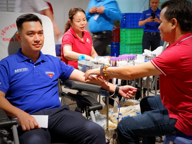 Tuổi trẻ TPHCM hăng hái hiến máu Chủ Nhật Đỏ tại Cảng hàng không Quốc tế Tân Sơn Nhất ảnh 5