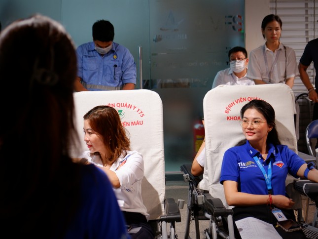Tuổi trẻ TPHCM hăng hái hiến máu Chủ Nhật Đỏ tại Cảng hàng không Quốc tế Tân Sơn Nhất ảnh 3