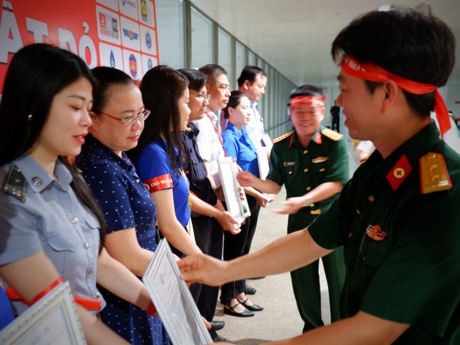 Tuổi trẻ TPHCM hăng hái hiến máu Chủ Nhật Đỏ tại Cảng hàng không Quốc tế Tân Sơn Nhất ảnh 10