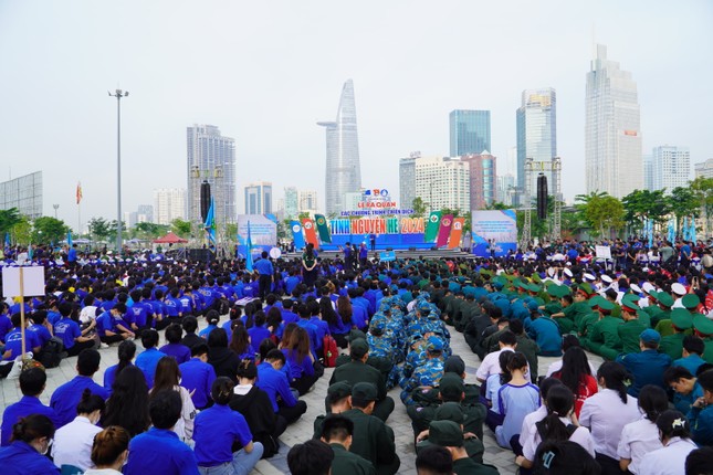 Hơn 5.000 đoàn viên, thanh niên, chiến sĩ tình nguyện TP. HCM ra quân Chiến dịch Tình nguyện Hè năm 2024 ảnh 1