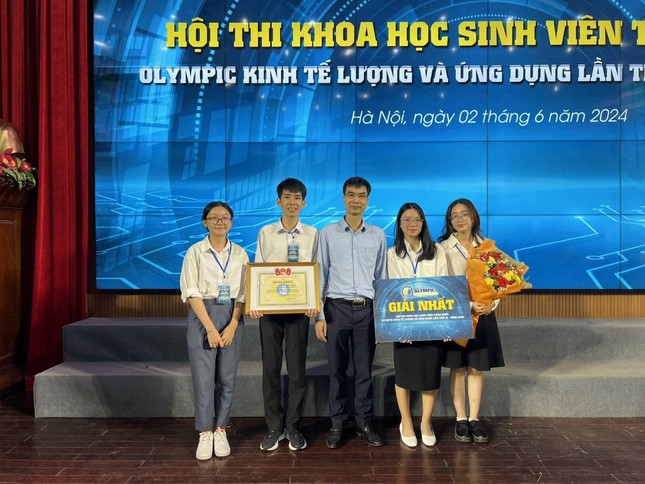Nhóm sinh viên trường ĐH Quốc tế chinh phục giải cao tại cuộc thi 'Olympic Kinh tế lượng và ứng dụng' ảnh 1
