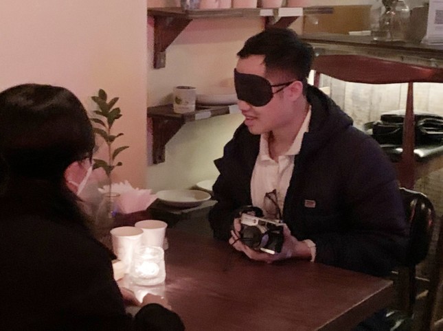 'Hẹn hò' độc, lạ ở Hà Nội: Bịt mắt nói chuyện, chơi trò chơi tìm hiểu nhau ảnh 2