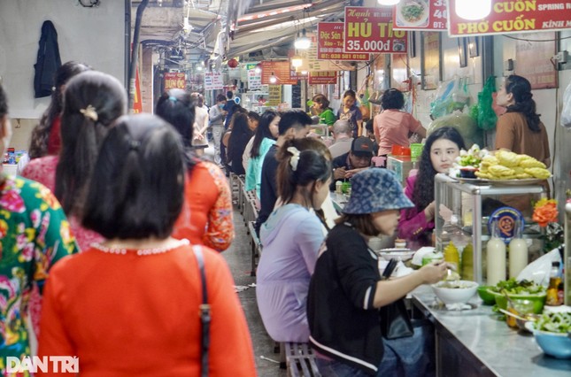 Toát mồ hôi cảnh '1 người ăn 5 người đứng nhìn' ở các hàng quán đầu năm ảnh 2