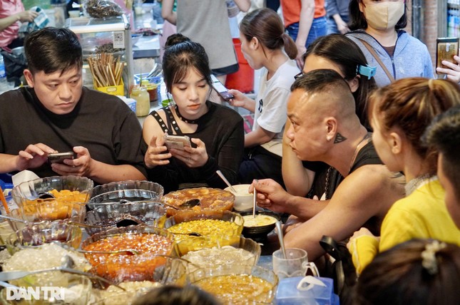 Toát mồ hôi cảnh '1 người ăn 5 người đứng nhìn' ở các hàng quán đầu năm ảnh 3