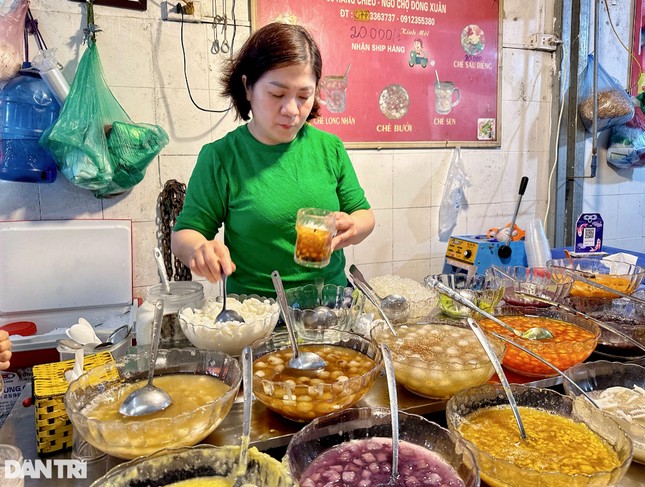 Toát mồ hôi cảnh '1 người ăn 5 người đứng nhìn' ở các hàng quán đầu năm ảnh 4