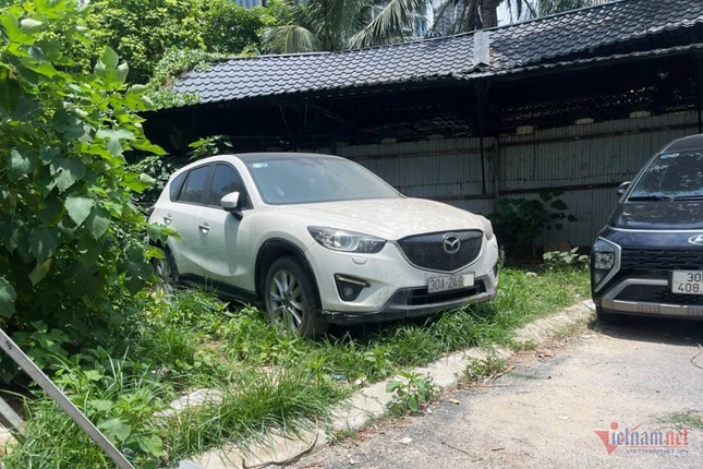 'Bỏ quên' Mazda ở quán bia Hà Nội nhiều năm, chủ xe xuất hiện với lý do bất ngờ ảnh 2