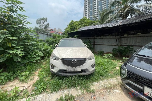 'Bỏ quên' Mazda ở quán bia Hà Nội nhiều năm, chủ xe xuất hiện với lý do bất ngờ ảnh 3