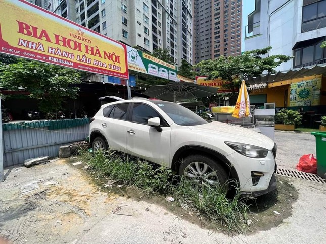 'Bỏ quên' Mazda ở quán bia Hà Nội nhiều năm, chủ xe xuất hiện với lý do bất ngờ ảnh 8