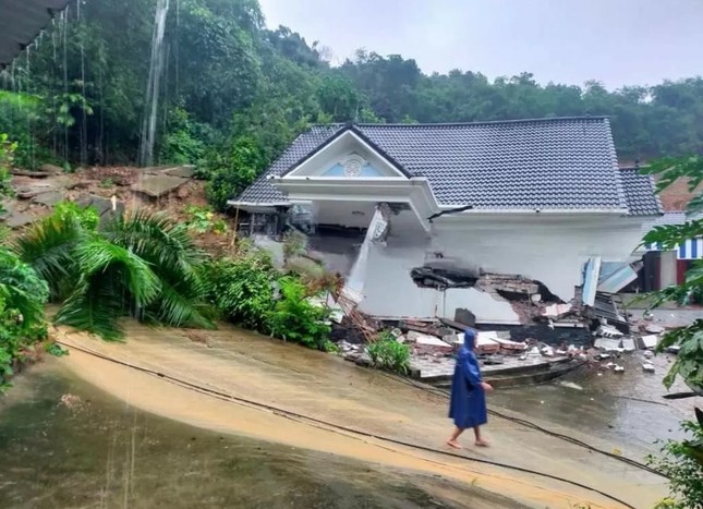 Hà Nội: Biệt thự hàng tỷ đồng đổ sập do mưa lớn kéo dài, 7 người hoảng loạn tháo chạy ảnh 1